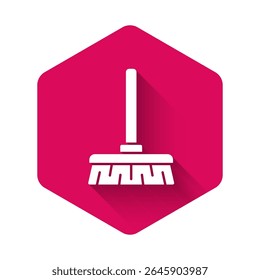 Ícone de vassoura White Handle isolado com sombra longa. Conceito de serviço de limpeza. Botão hexágono rosa. Ilustração de vetor