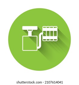Detector de la manija blanca para el icono dinamita aislado con fondo de sombra larga. Botón Círculo verde. Vector