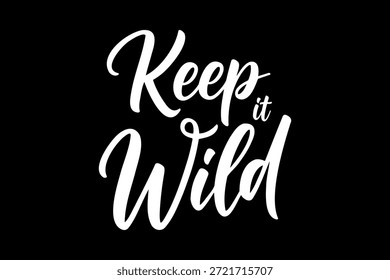 Texto branco escrito à mão sobre um fundo preto dizendo Keep it Wild, uma frase motivacional.