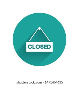 White Hanging sign with text Closed icon isolated with long shadow. Business theme for cafe or restaurant. Green circle button. Vector Illustration