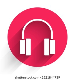 Icono blanco de los auriculares aislado con la sombra larga. Auriculares. Concepto para escuchar música, servicio, comunicación y operador. Botón del círculo rojo. Vector