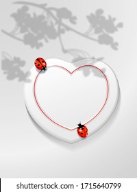 corazón blanco sobre un fondo blanco con una sombra transparente de una rama de flores de cerezo con un ladybug rojo brillante para anuncios de tarjetas de felicitación y formularios