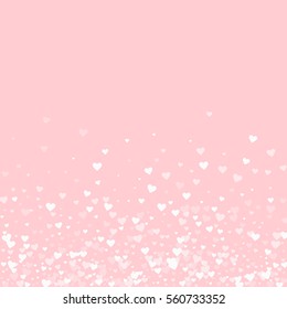 Los corazones blancos confetti. Dispersión del degradado inferior en el fondo valentino pálido. Ilustración vectorial.
