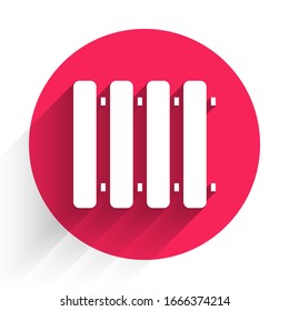 Icono del radiador de calefacción blanco aislado con una sombra larga. Botón de círculo rojo. Ilustración vectorial