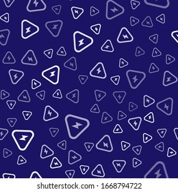 Icono blanco de alto voltaje aislado sin fisuras en fondo azul. Símbolo de peligro. Flecha en triángulo. Icono de advertencia. Ilustración vectorial