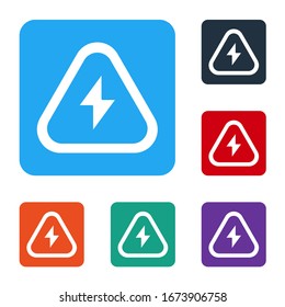 Icono blanco de alto voltaje aislado en fondo blanco. Símbolo de peligro. Flecha en triángulo. Icono de advertencia. Establecer iconos en botones cuadrados de color.  Ilustración vectorial