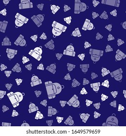 Icono de la mochila de caminata blanca aislado sin fisuras en fondo azul. Camping y mochila de exploración de montaña.  Ilustración vectorial