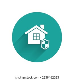 Casa Blanca con un icono de escudo aislado con una sombra larga. Concepto de seguro. Seguridad, seguridad, protección, concepto de protección. Botón Círculo verde. Vector