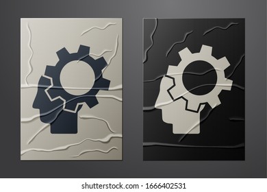 Cabeza humana blanca con un icono interior aislado sobre un fondo de papel arrugado. Inteligencia artificial. Pensando en el cerebro. Símbolo trabajo cerebral. Estilo de arte de papel. Ilustración vectorial