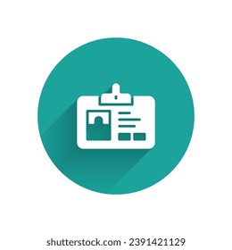 Icono de identificación blanca aislado con una sombra larga. Se puede usar para presentación, identidad de la empresa, publicidad. Botón Círculo verde. Vector