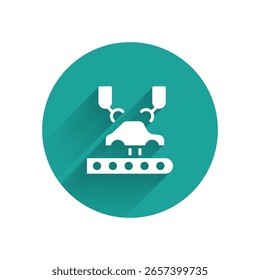 Mano robótica del brazo del robot de la máquina de Industrial blanco en el icono de la fábrica del coche aislado con la sombra larga. Automóvil de producción de automatización de Industrial. Botón de círculo verde. Vector