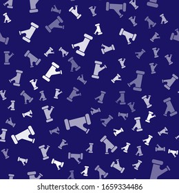 Icono de tubo metálico de la industria blanca aislado sin fisuras en fondo azul. Piezas de tubería de fontanería de diferentes formas. Ilustración vectorial