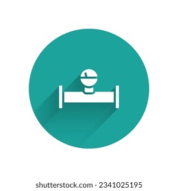 Icono de manómetro y tubo metálico de la industria blanca aislado con una sombra larga. Botón Círculo verde. Vector