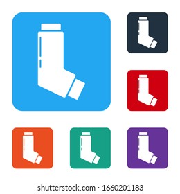 Icono del inhalador blanco aislado en fondo blanco. Respirar para el alivio de la tos, inhalación, paciente alérgico. Alergia médica inhalador de asma. Establecer iconos en botones cuadrados de color. Ilustración vectorial