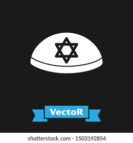 Kipo judío blanco con estrella de icono David aislado en fondo negro. Sombrero de yarmulke judío. Ilustración vectorial