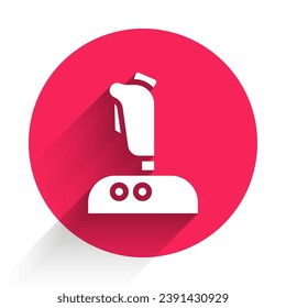 Icono de Joystick blanco para máquina de arcade aislado con sombra larga. Joystick gamepad. Botón de círculo rojo. Ilustración vectorial