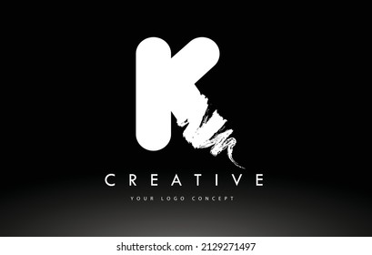 Logo de la carta blanca cepillada en K. Diseño de letras de pincel con diseño de pincel artístico.