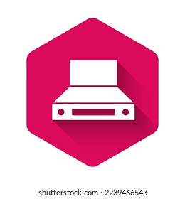 Icono del extractor de cocina blanca aislado con una sombra larga. Cubierta de cocina. El escape de la cocina. Aparato doméstico. Botón hexágono rosado. Vector