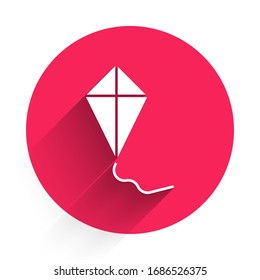 Icono blanco de cometa aislado con una sombra larga. Botón de círculo rojo. Ilustración vectorial