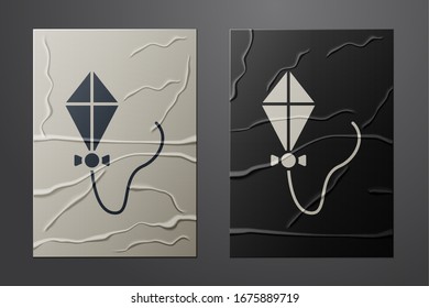 Icono de la cometa blanca aislado sobre fondo de papel desmitificado. Estilo de arte de papel.  Ilustración vectorial