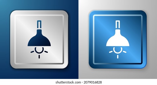 Icono colgante de la lámpara blanca aislado en fondo azul y gris. Bombilla de luz de techo. Botón cuadrado plateado y azul. Vector