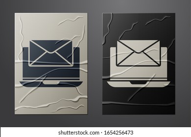 Weißes Laptop mit Umschlag und offenem E-Mail auf Bildschirm Symbol einzeln auf zerbrochenem Papierhintergrund. E-Mail-Marketing, Internet-Werbekonzepte. Kunststil aus Papier. Vektorillustration-Illustration