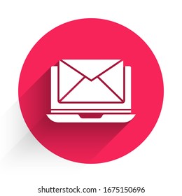 Portátil blanco con sobre y correo electrónico abierto en el icono de pantalla aislado con una gran sombra. Marketing por correo electrónico, conceptos de publicidad en Internet. Botón de círculo rojo.  Ilustración vectorial