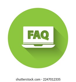 Icono de portátil blanco y FAQ aislado con gran sombra. Ajuste, servicio, configuración, mantenimiento, reparación, arreglo. Botón Círculo verde. Ilustración vectorial