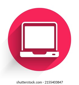 Icono de portátil blanco aislado con fondo de sombra larga. Ordenador portátil con signo de pantalla vacío. Botón de círculo rojo. Vector