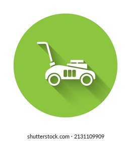 Icono de cortadora de césped blanco aislado con sombra larga. Cortadora de césped cortando hierba. Botón Círculo verde. Ilustración vectorial