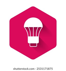 Weißes LED-Glühbirnensymbol einzeln auf langem Schattenhintergrund. Günstige LED beleuchtete Glühbirne. Energiesparlampe. Rosa Sechseck-Taste. Vektorgrafik