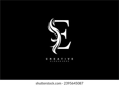 weiße Buchstaben E Logo Design mit anmutigen und eleganten Blumen, Blatt, Feder-Ornamente. Monogramm E. Typografie E. Logo E Initial. Geeignet für Business, Hochzeit, Boutique, Firma, Hotel, Beauty etc.