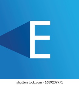 Weißer Brief E auf blauem Hintergrund