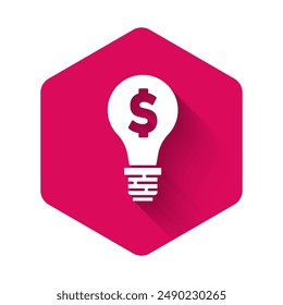 Bombilla de luz blanca con icono de símbolo de dólar aislado con sombra larga. Ideas para ganar dinero. Concepto de innovación Fintech. Botón hexagonal rosa. Vector