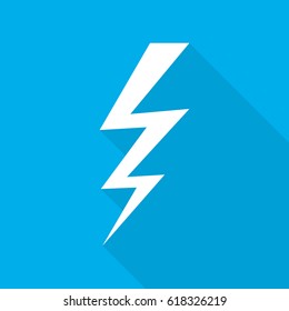 Icono de relámpago blanco en diseño plano. Ilustración vectorial. Símbolo de relámpago con sombra larga sobre fondo azul.