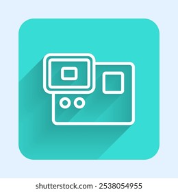 Línea blanca Icono de cámara extrema de acción aislado con fondo de sombra larga. Video Equipo de cámara para filmar deportes extremos. Botón cuadrado verde. Vector