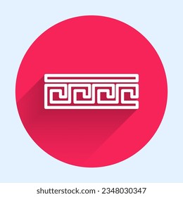 Línea blanca Icono de patrón griego antiguo aislado con una sombra larga. Botón de círculo rojo. Vector