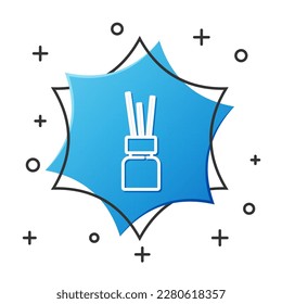 Icono de difusor de Aroma de línea blanca aislado en fondo blanco. Frasco de vidrio diferente con palitos de aroma de madera. Botón hexágono azul. Vector