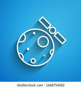 Weiße Linie Künstliche Satelliten, die den Planeten Erde im Weltraum umkreisen Symbol einzeln auf blauem Hintergrund. Kommunikation, Navigationskonzept. Lang Schatten. Vektorillustration-Illustration