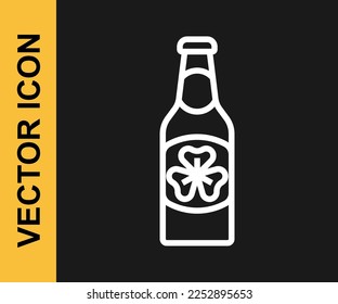 Weiße Bier-Flasche mit Kleeblattblatt-Symbol einzeln auf schwarzem Hintergrund. Alles Gute zum Saint Patricks Tag. Nationaler Urlaub in Irland.  Vektorgrafik