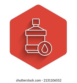 Línea blanca Botella grande con icono de agua limpia aislada con sombra larga. Contenedor de plástico para el refrigerador. Botón hexágono rojo. Vector