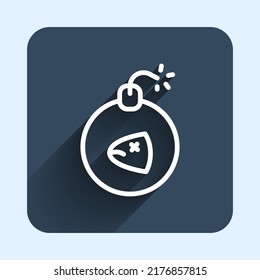 Línea blanca Bomba lista para explotar un icono aislado con un fondo de sombra largo. Botón cuadrado azul. Vector