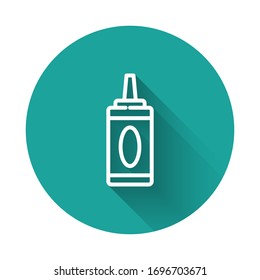 Weiße Flasche Shampoo Symbol einzeln auf langen Schatten. Grüner Kreis-Knopf. Vektorillustration-Illustration
