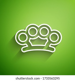 Weiße Linie Messingknuckles Symbol isoliert auf grünem Hintergrund.  Vector Illustration