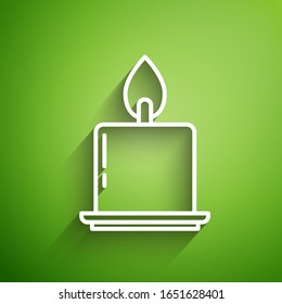 Línea blanca Ardiendo velas en icono de candelabro aislado en fondo verde. Vela cilíndrica con llama ardiente.  Ilustración vectorial