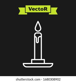 Línea blanca Ardiendo velas en icono de candelabro aislado en fondo negro. Vela cilíndrica con llama ardiente. Ilustración vectorial