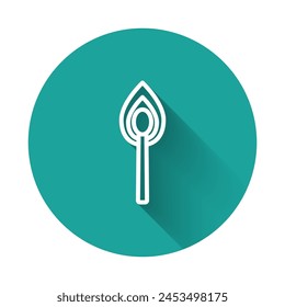 Weiße Linie Brennendes Streichholz mit Feuer-Symbol isoliert mit langem Schatten. Spiel mit dem Feuer. Entspricht dem Zeichen. Grün Kreis Button. Vektorillustration