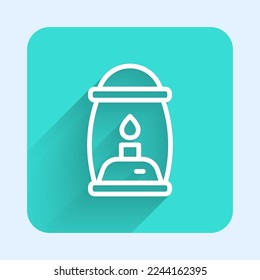 Icono de linterna de camping de línea blanca aislado con fondo de sombra larga. Botón cuadrado verde. Vector