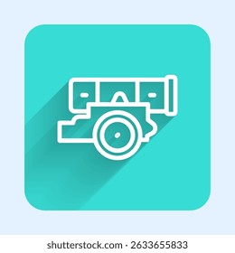 Icono del cañón de la línea blanca aislado con la sombra larga. Botón cuadrado verde. Vector