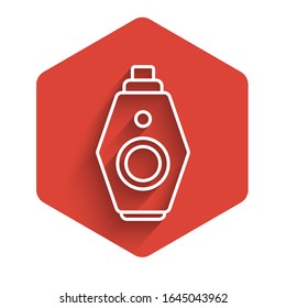Tecla de Camión de línea blanca con icono remoto aislado con sombra larga. llave de Camión y sistema de alarma. Botón hexágono rojo.  Ilustración vectorial